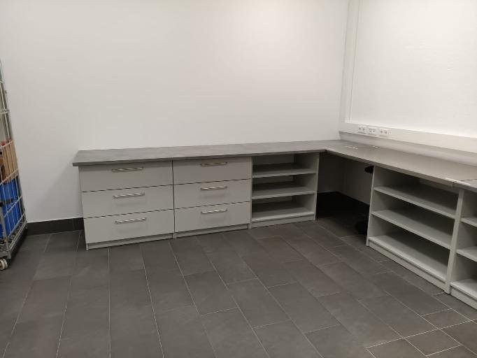 Praxis Einrichtung Holz Schenda (11)