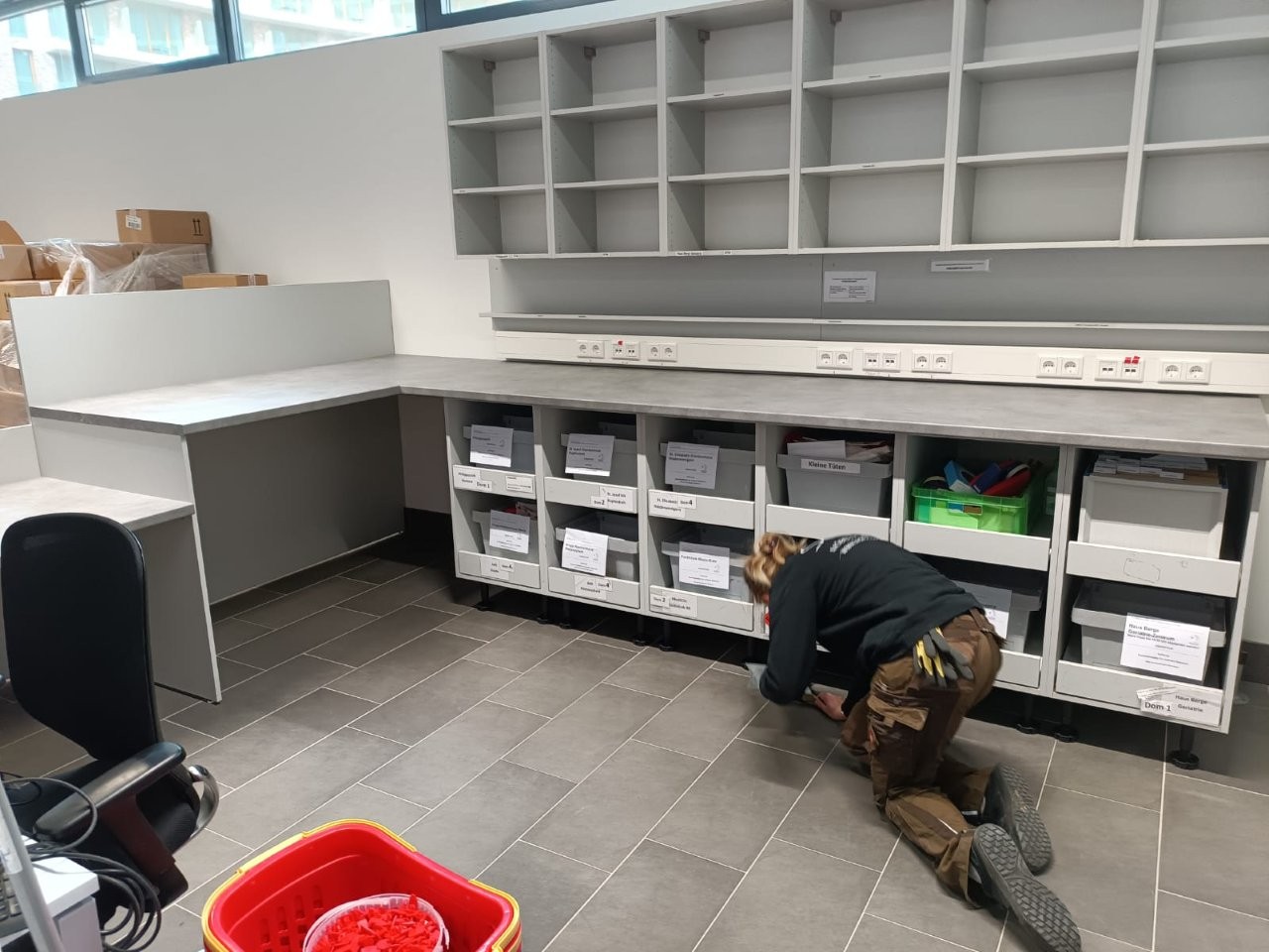 Praxis Einrichtung Holz Schenda (26)