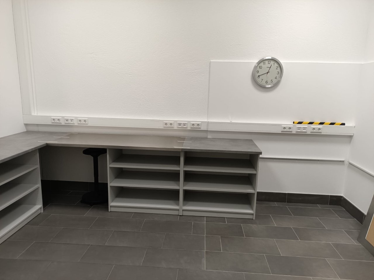 Praxis Einrichtung Holz Schenda (30)