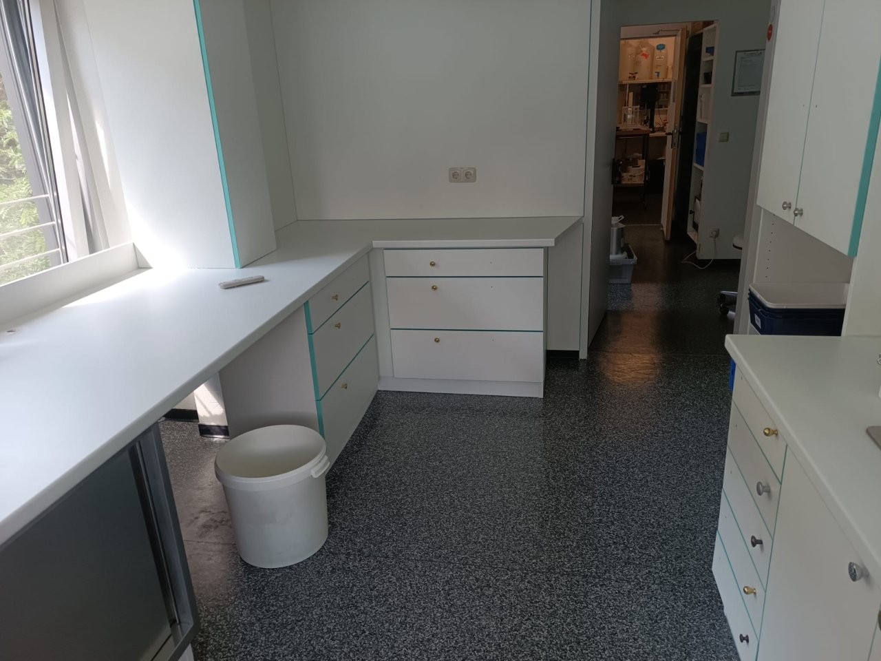 Praxis Einrichtung Holz Schenda (39)