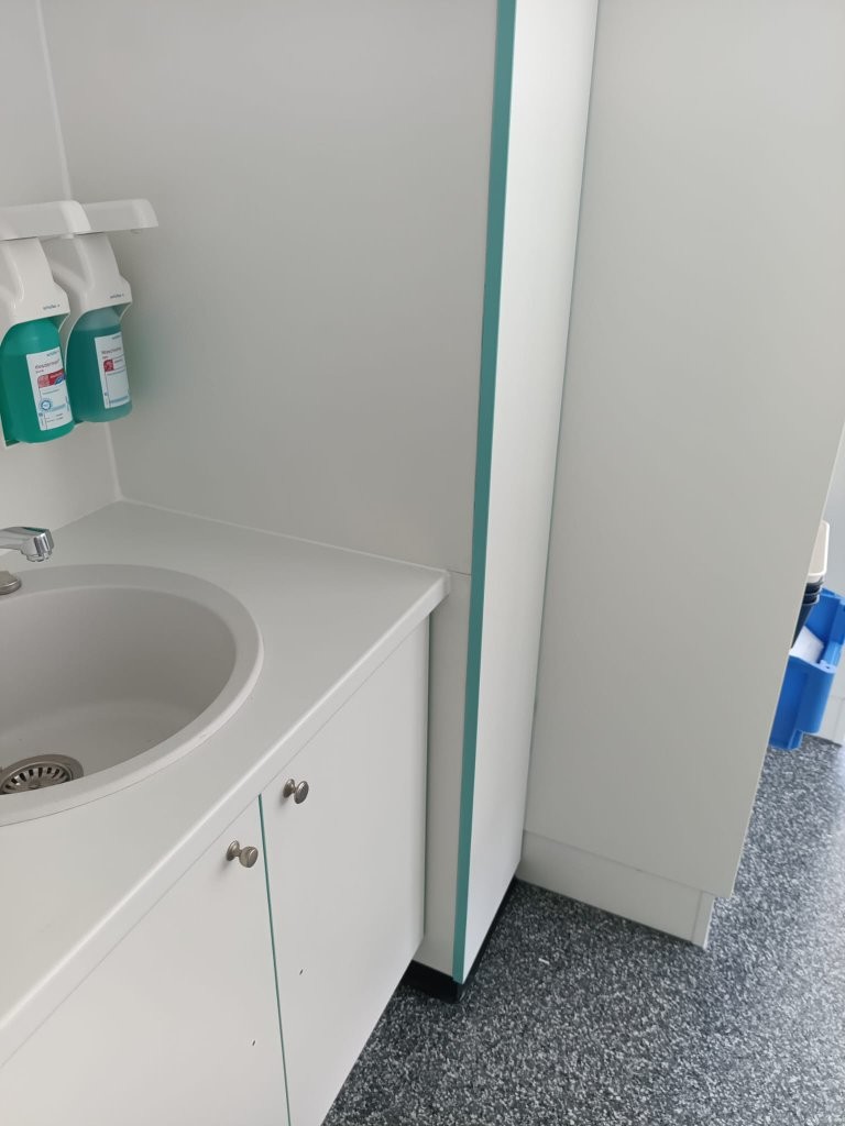 Praxis Einrichtung Holz Schenda (40)