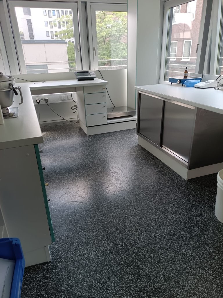 Praxis Einrichtung Holz Schenda (44)