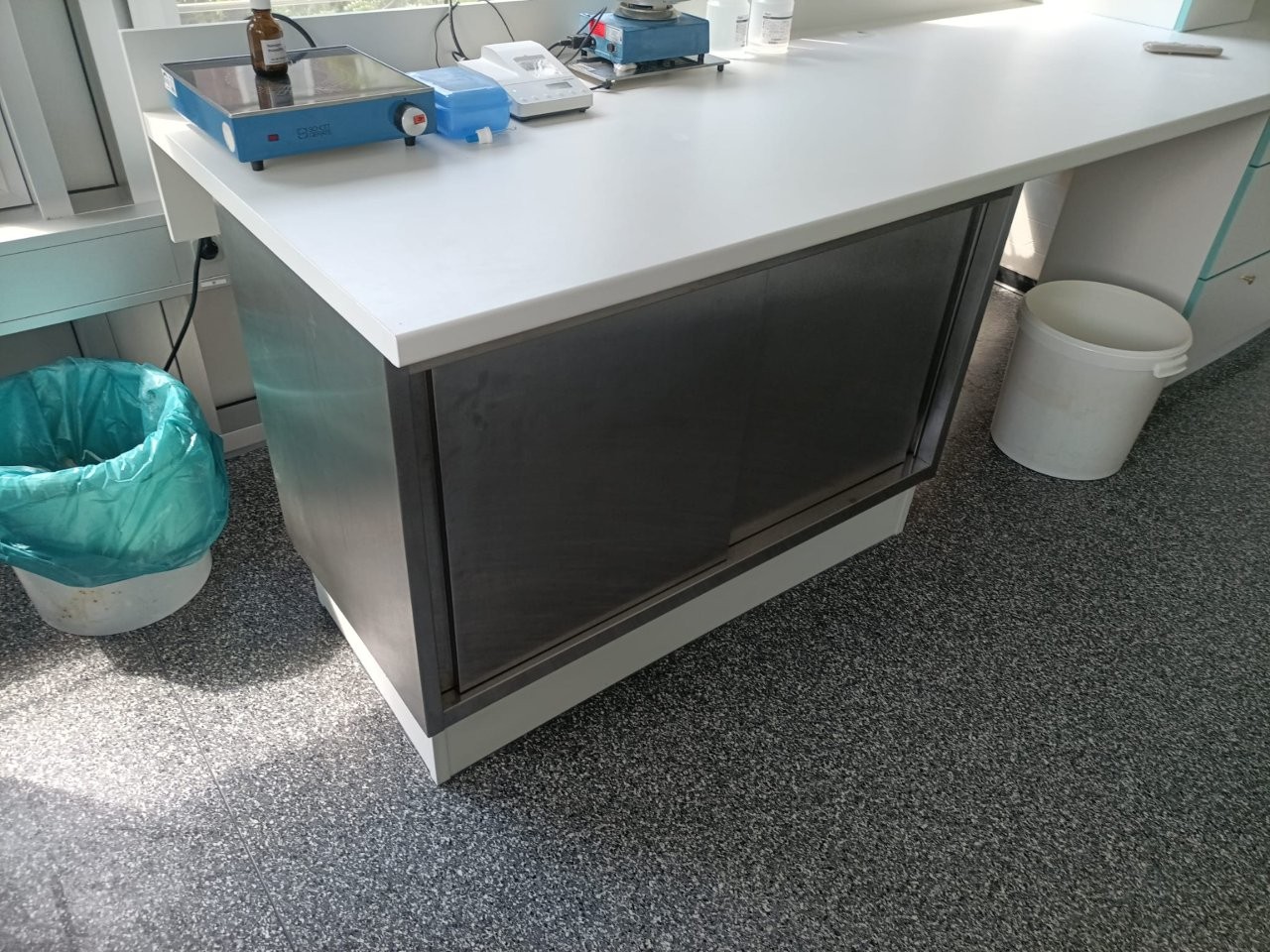 Praxis Einrichtung Holz Schenda (45)