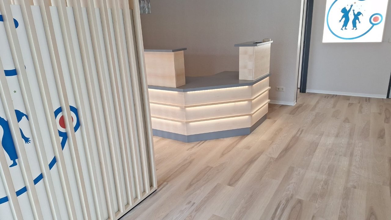 Praxis Einrichtung Holz Schenda (62)