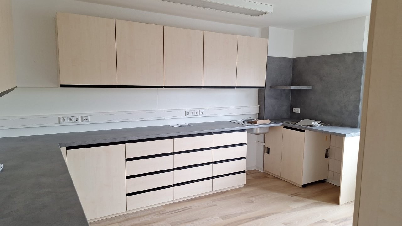 Praxis Einrichtung Holz Schenda (65)